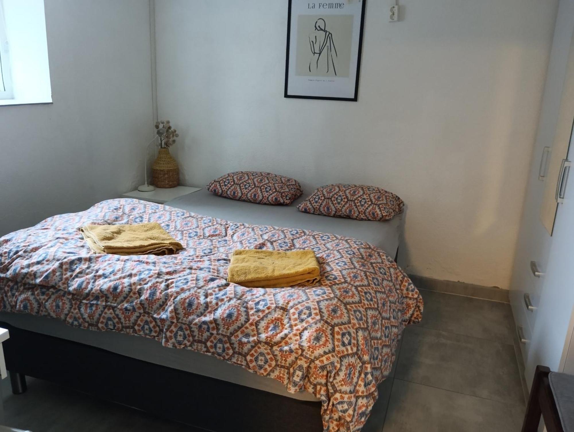 Renovated Semi- Basement 2 Bedrooms Furnished Apartment - Close To Everything In Moss Exterior photo